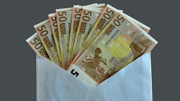 Encuentra 1.460 euros, los lleva a la policía y pone carteles para encontrar al dueño