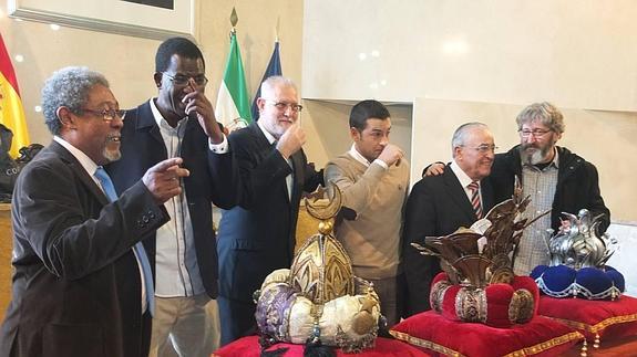 Los emisarios reales de este año junto a los del año pasado y sus coronas.