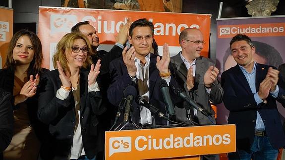 Salvador (centro), junto al resto de concejales de la capital y la nueva edil, María del Mar Sánchez, a su lado. 