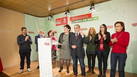 La secretaria general del PSOE en Granada, Teresa Jiménez, valora los resultados en compañía de los miembros de las candidaturas al Congreso y al Senado de su partido. 