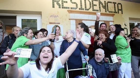 Las trabajadoras de la residencia de ancianos "Mirador Barà" de Roda de Barà, premiadas con el segundo premio.