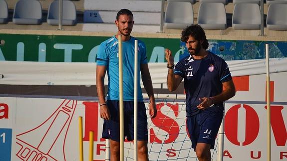 El preparador físico, José Luis Ramos, da instrucciones a Mario durante una sesión de trabajo. 