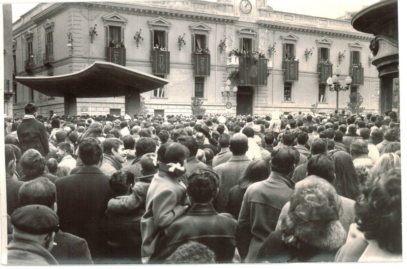 Granadinos en la Plaza del Carmen durante la tremolación del pendón. Enero 1966 