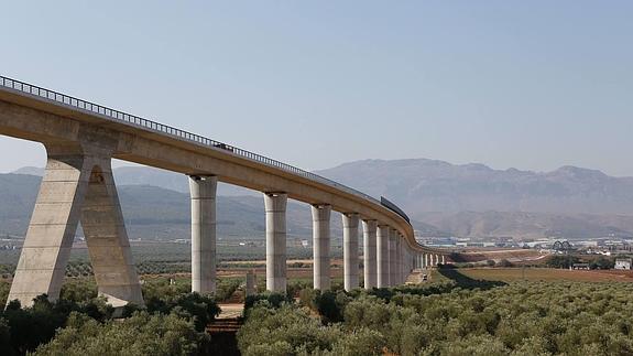 Imagen de uno de los viaductos de la línea de AVE entre Antequera y Granada. 