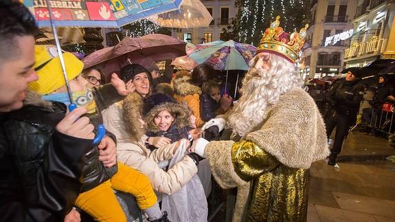 Melchor ha saludado a algunos niños en la capital. 