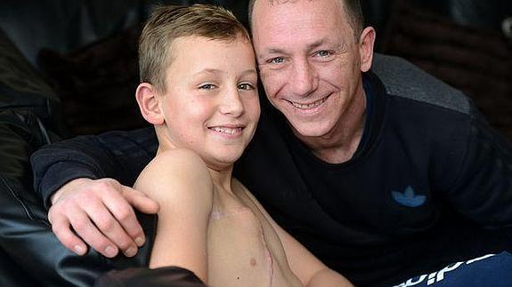 Con 11 años se convierte en el primer niño inglés en someterse a una mastectomía