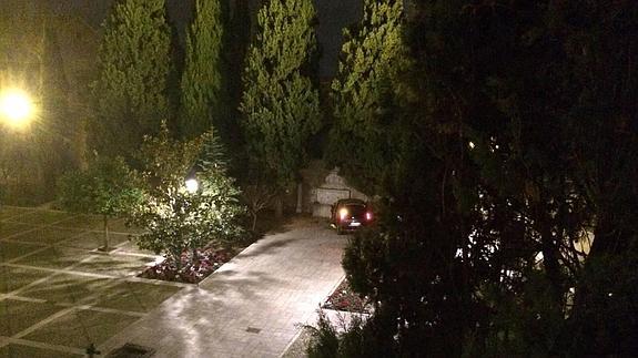 Al fondo se observa el vehículo empotrado contra una fuente del convento. 