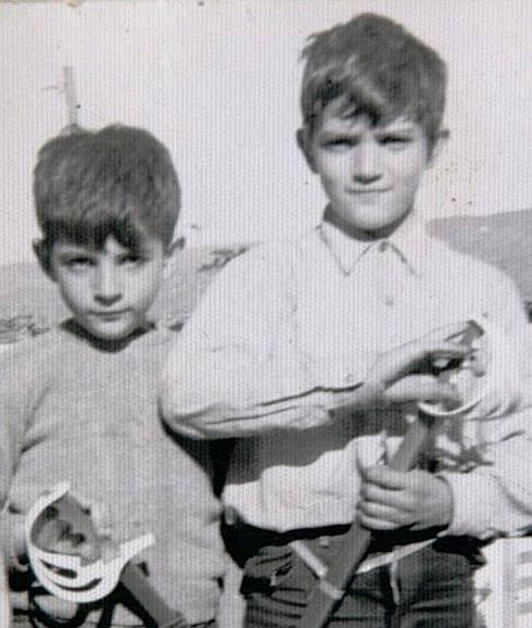 Antonio Banderas, junto a su hermano Javier, ya apuntaba maneras con su espada. 30 años después la volvería a envainar en 'El Zorro'.