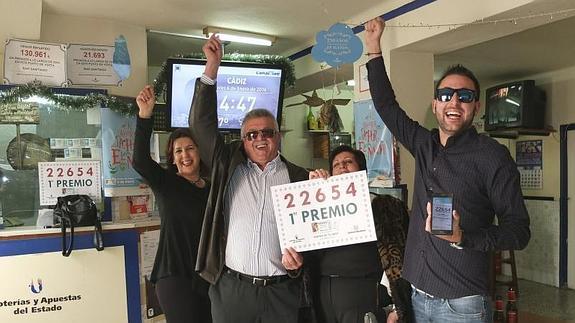 Juan Sánchez Ariza, un pescador jubilado al que le han tocado hoy 200.000 euros con un décimo del primer premio de la Lotería del Niño que lleva la fecha de su nacimiento, posa junto a su familia. 
