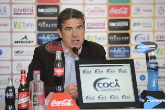 El entrenador del Real Jaén, Gonzalo Arconada, en una rueda de prensa.