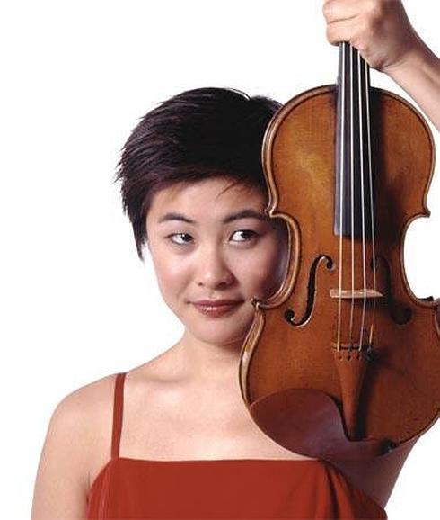 Jennifer Koh con su Stradivarius.