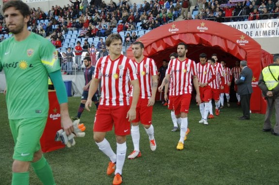Los jugadores de la UD Almería salen al campo, algunos deberán salir del campo para dejar que entren los nuevos refuerzos rojiblancos.