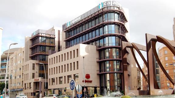 Nuevo logo en la sede almeriense de Caja Mar. 