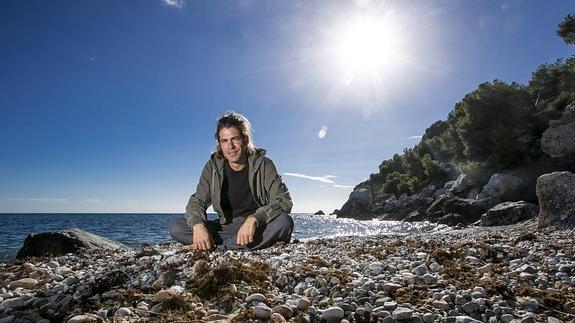 Álvaro Cerezo posa para IDEALen la primera playa en la que él experimentó la sensación de sentirse un náufrago, en Calaiza, en La Herradura.