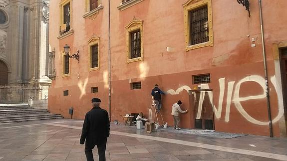 Limpieza de la pintada en la Plaza de las Pasiegas, este miércoles.