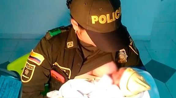 Una policía amamanta a una bebé abandonada para salvarle la vida