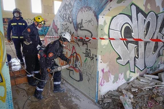 Bomberos del grupo de rescate de Granada durante las prácticas.