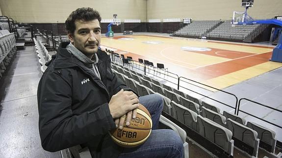 Jesús Fernández, en las gradas del Palacio de Deportes. 