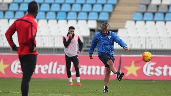 Fatau y Chuli observan a Néstor Gorosito, que golpea el balón, durante el entrenamiento. 