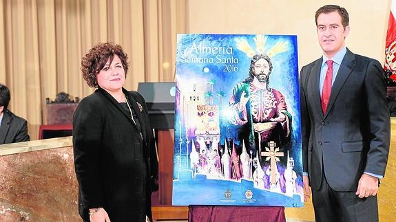 Encarnación Molina y Miguel Ángel Castellón, durante la presentación del cartel de la Semana Santa almeriense.  