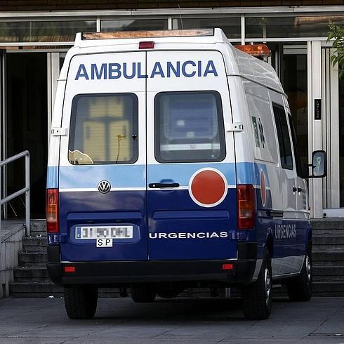 Una ambulancia de las urgencias del barrio del Zaidín, donde ocurrió el incidente