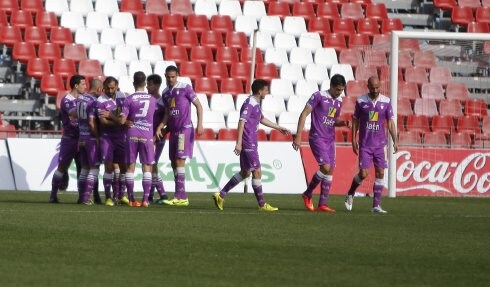 Los jugadores del Real Jaén se abrazan tras anotar uno de los goles del triunfo ante el Almería B. :