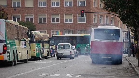 Autobuses junto al colegio Luis Rosales de Granada 