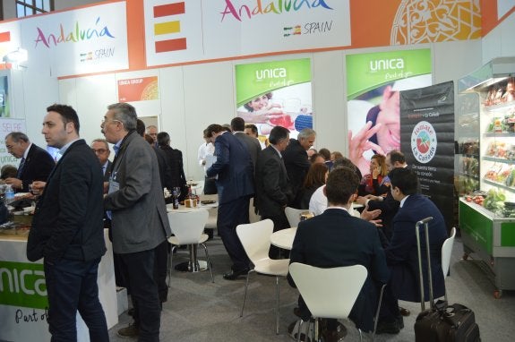 Empresarios, comerciales, representantes institucionales y clientes, en el expositor de Unica Group en Fruit Logistica 2015.