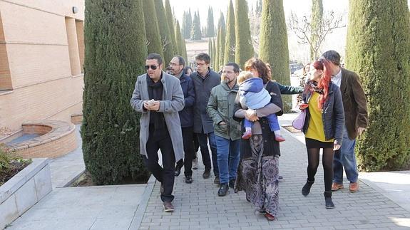 El secretario político de Podemos, Íñigo Errejón, en el cementerio de Granada.