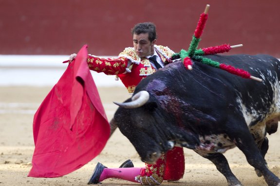 'El Fandi' durante su faena al toro 'Limonero', que fue indultado en la plaza de San Cristóbal.