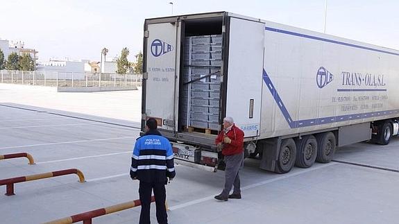 Motril exige inspectores que supervisen la entrada de productos logísticos en el Puerto