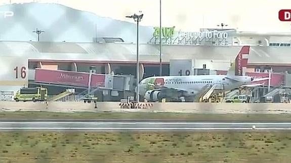 Un avión de la compañía portuguesa TAP, desalojado por una amenaza de bomba, continúa en la pista del Aeropuerto de Faro.