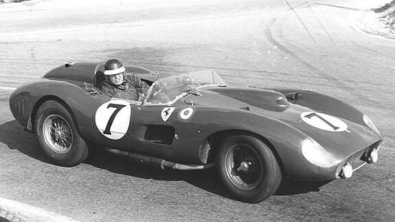 Mike Hawthorn al volante del Ferrari 335 S en Le Mans (1957). 