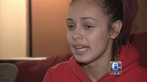 Mia durante una entrevista para los informativos de ABC