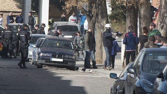 Agentes de la UIP escoltan a trabajadores de Endesa durante la retirada de enganches ilegales en la zona Norte de Granada 