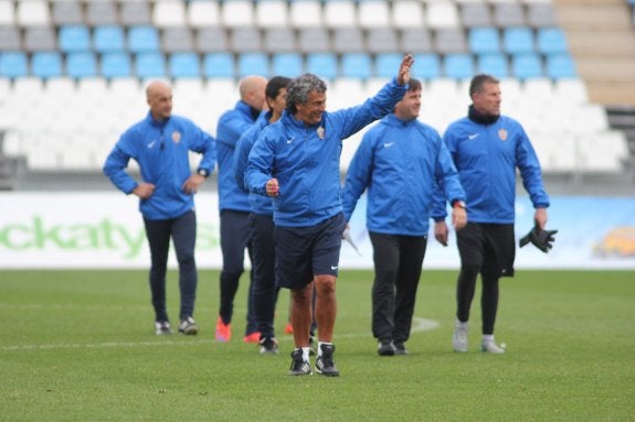 Néstor Gorosito abandona el Estadio sonriendo y saludando a quienes estaban en el recinto .