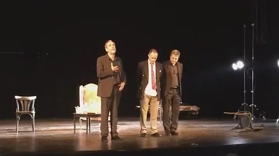 Willy Toledo durante su discurso en Valencia junto a Alberto San Juan y Luis Bermejo.