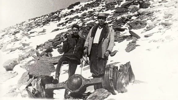 El montañero Julio Guisado Carmona posa junto a Alfonso Ortega y los restos del Globemaster. 