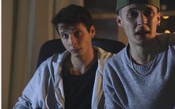 Imagen de los dos denunciados tomada de un video de Youtube.