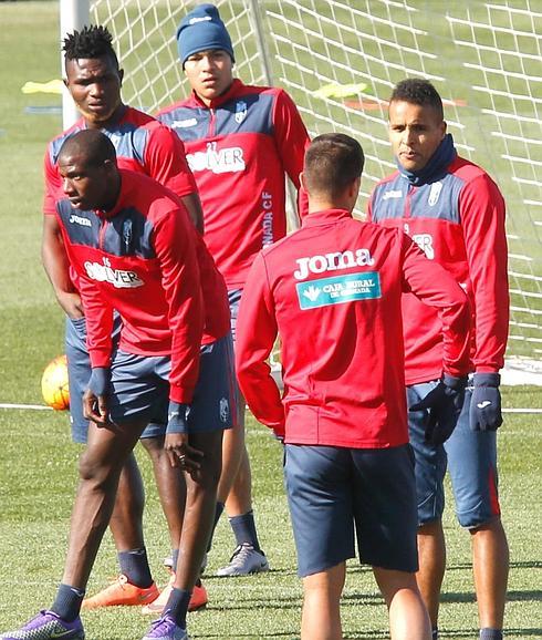 Success y Peñaranda, arriba a la izquierda, muy juntos en el entrenamiento de ayer