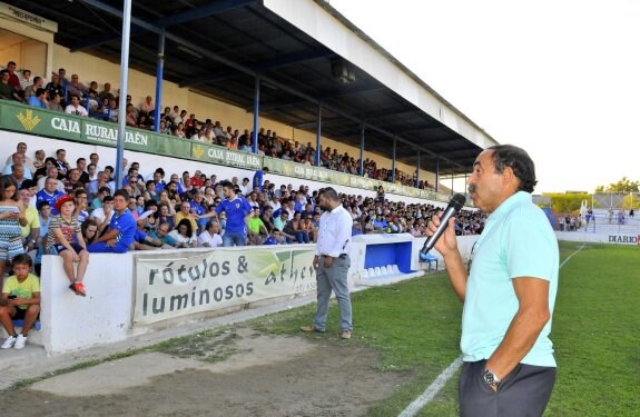 Pedro Sáez en una foto de archivo se dirige a la afición en Linarejos.