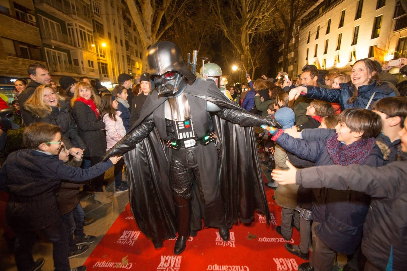 Darth Vader saluda a los granadinos que le recibieron en la Carrera de la Virgen. 