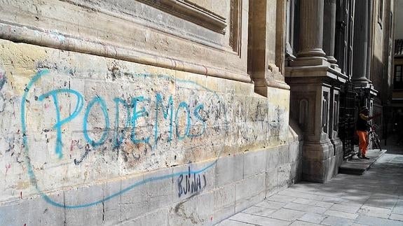 Nueva pintada en la fachada de la Catedral