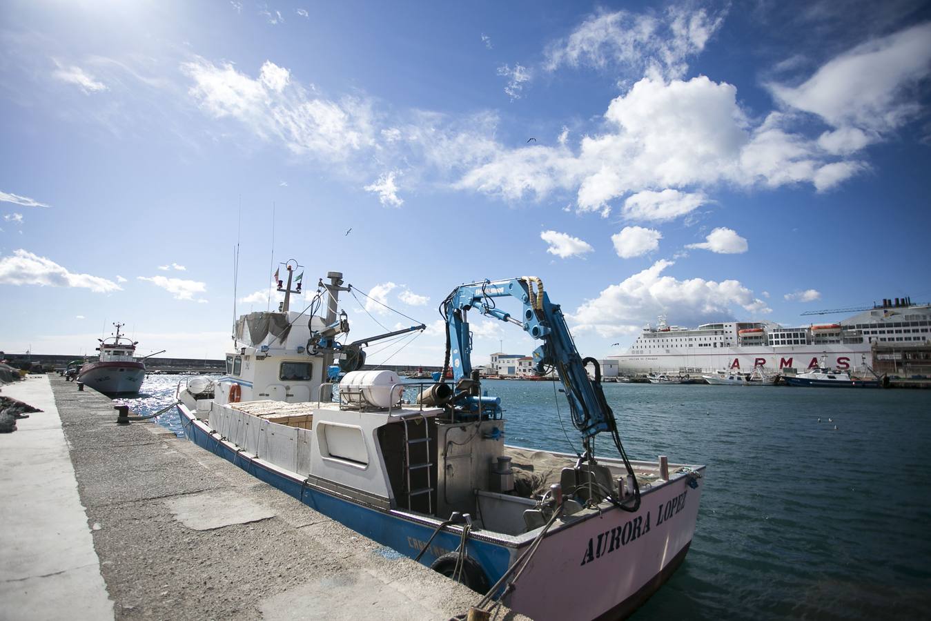 Barcos amarrados en el Puerto de Motril.