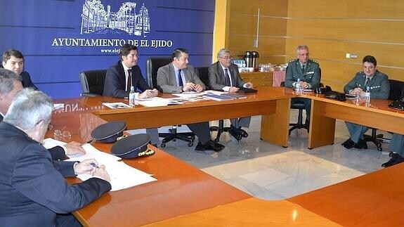 El alcalde, junto al delegado del Gobierno de España, el subdelegado del Gobierno y representantes de las Fuerzas de Seguridad.