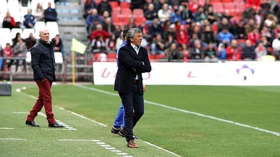 Gorosito grita desde la banda a sus jugadores.  