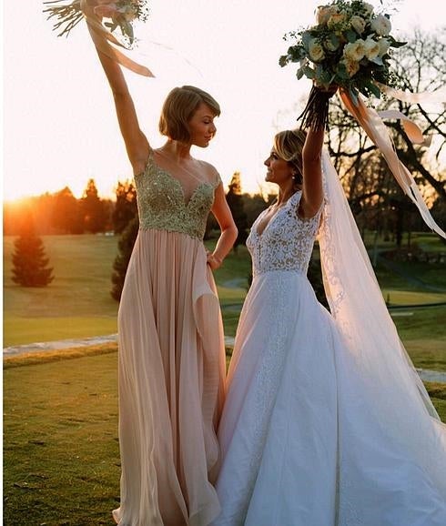 Taylor junto a su amiga Britany en el enlace nupcial