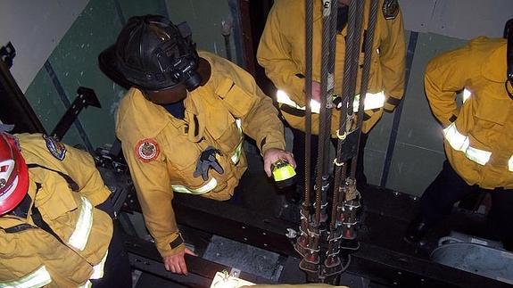 Imagen referencial de una intervención de bomberos en un ascensor.