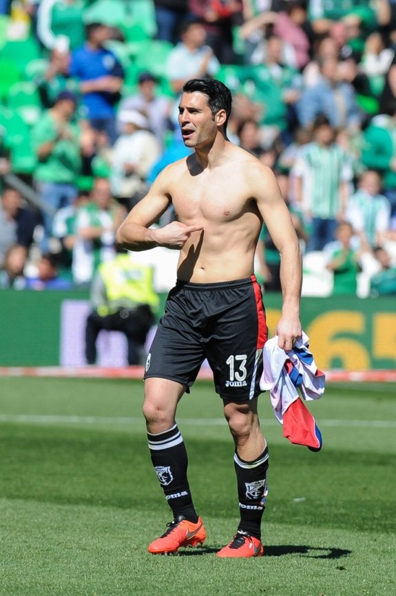 Andrés Fernández se señala el pecho, donde le pegó la pelota, tras ser expulsado.