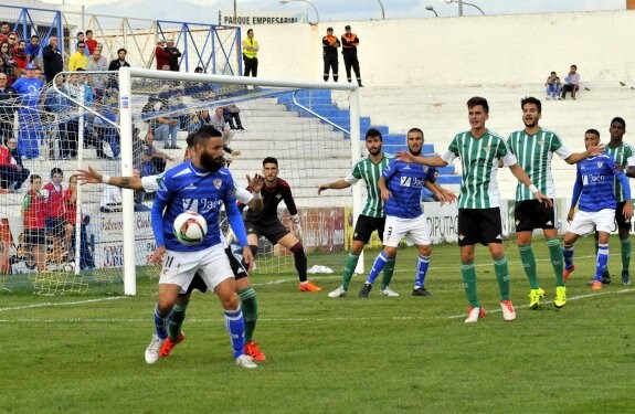 Rafa Payán controla el balón en el partido con el Betis B de la primera vuelta.